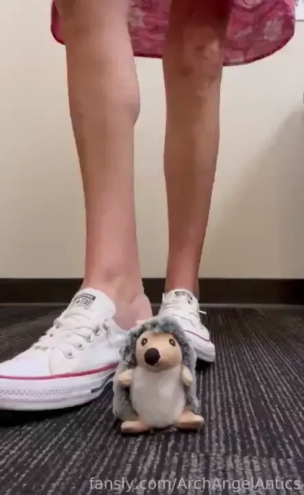 Hedge your bets against this giantess your cuteness and big shiny eyes 