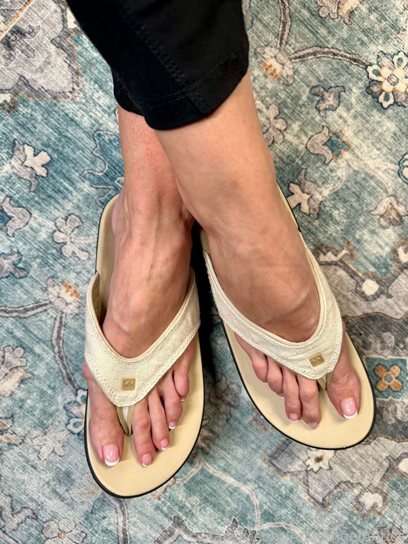 Testing testing is this mic on fyp flipflops closeup longtoes bigfeet part 2 