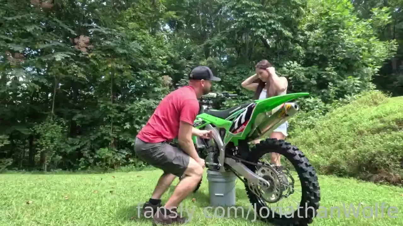 The super hot girl next door showed up when i was working on my dirt 