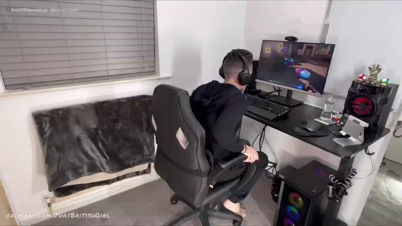 Dirtyspringbok gets a surprise blowjob whilst gaming fyp 