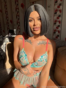 The sun falls so beautifully on the tasty bits of my body