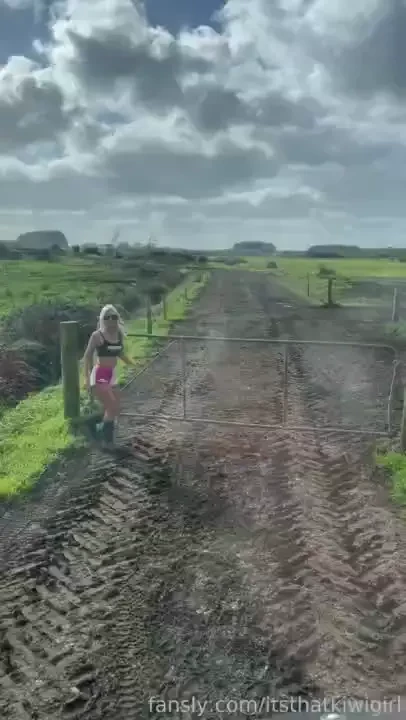 Can i be your gate bitch 
