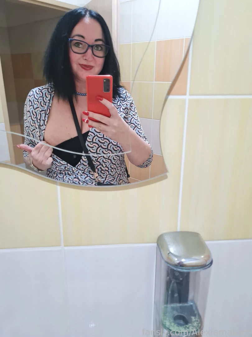 Kisssss restaurant naked tits dress lipstic fetish slutty chubby 