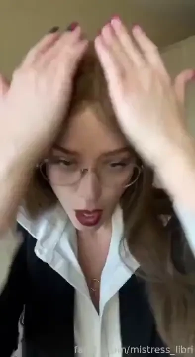 My outfit for weekdays vs my look for the weekend at work they don t part 1 