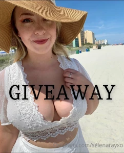 Instagram selenaray17