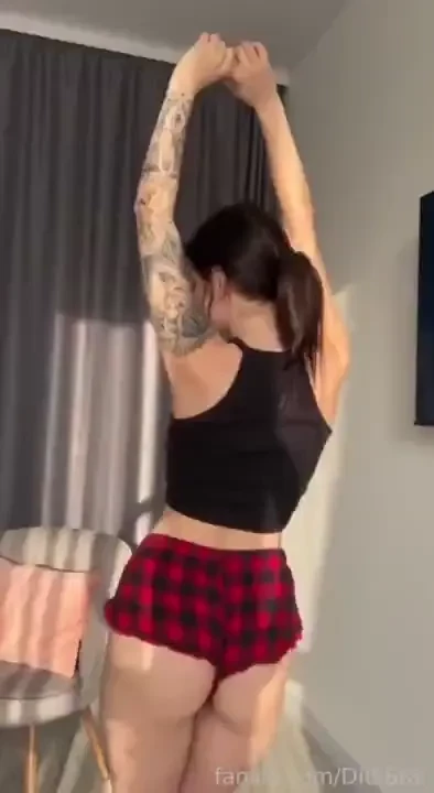I m sharing my dancing here i hope you can take your eyes off the way 