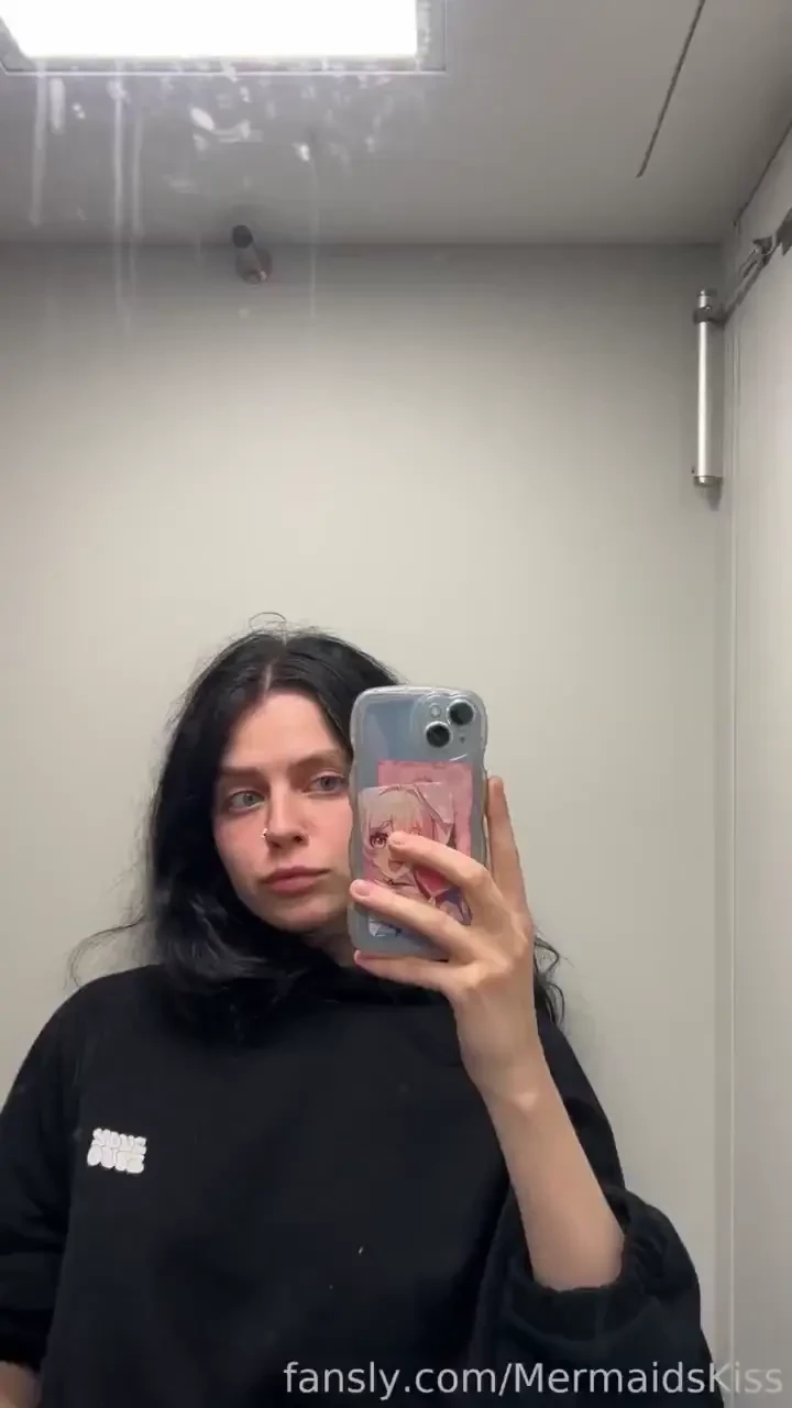 Long boring ride sex in the toilet would brighten up this road 