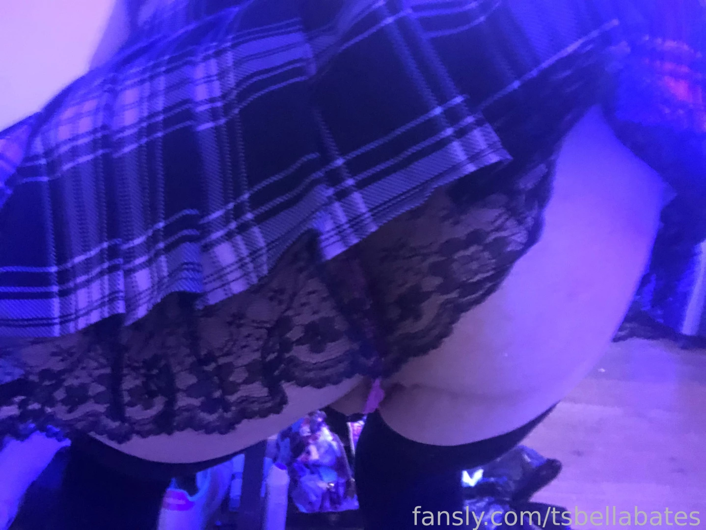 Trying on an outfit for a date tomorrow send me money so i can go get part 1 