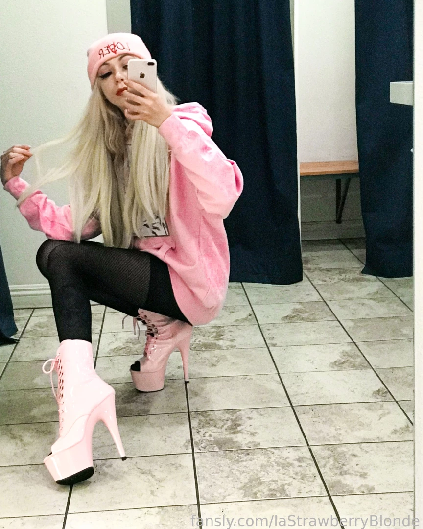 Hello welcome to my sweet strawberry world i just started doing fansly 