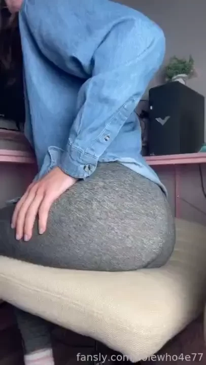 Streamer farts while on live compilation video of 5 farts in leggings 