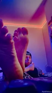 Take in those musky toes and soles you can hide in my keyboard all you