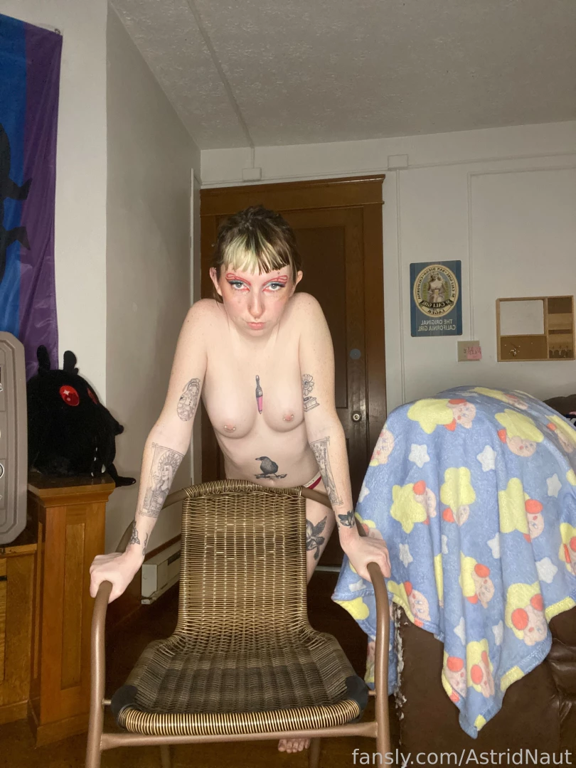 Tried some new poses the chair was a fun little prop wish i could be part 2 