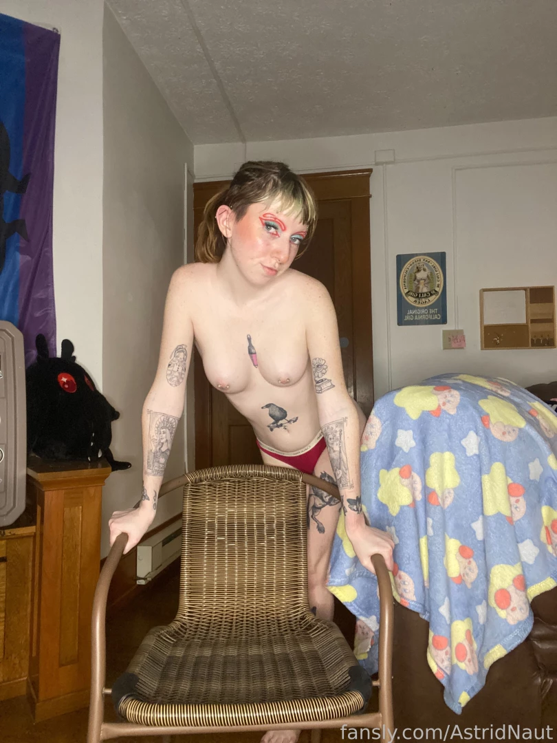 Tried some new poses the chair was a fun little prop wish i could be part 6 