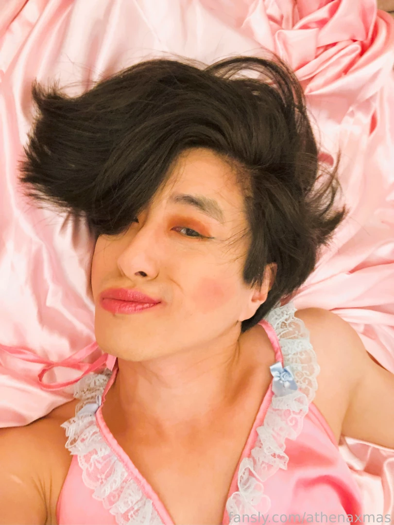 Some cute bed selfies in my frilly pink bra 