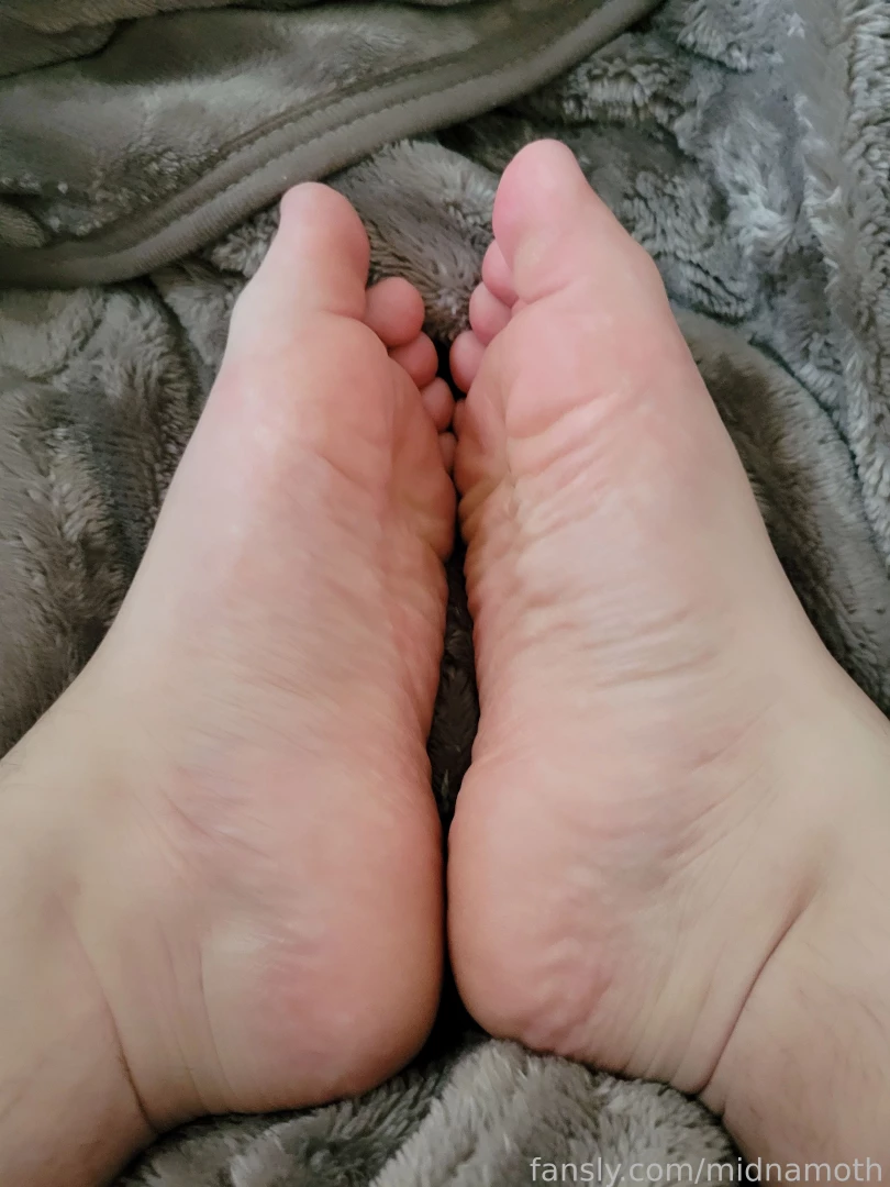 Any dirty little foot boys wanna see my pretty little toes and hairy part 1 
