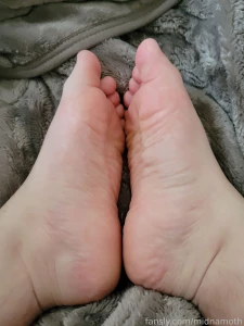 Any dirty little foot boys wanna see my pretty little toes and hairy part 1
