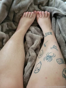 Any dirty little foot boys wanna see my pretty little toes and hairy