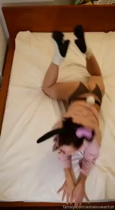 The bunny remained lonely and started playing with herself iepura ul a 