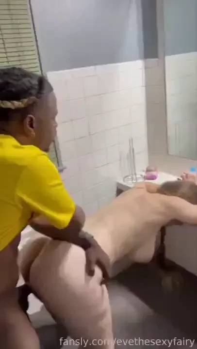 We couldn t find an empty bed at the swingers club so we fucked in the 