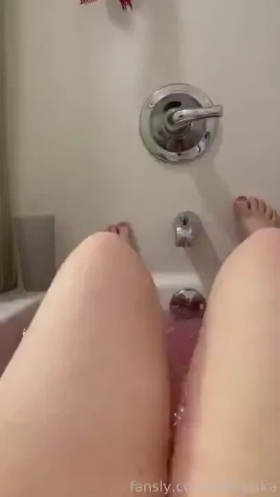 Hehehehehe what you think of my thighs i got so horny in the bath 