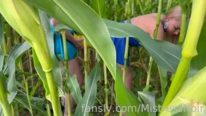 Fucking siswet in a cornfield with a huge corn dildo new video - watch