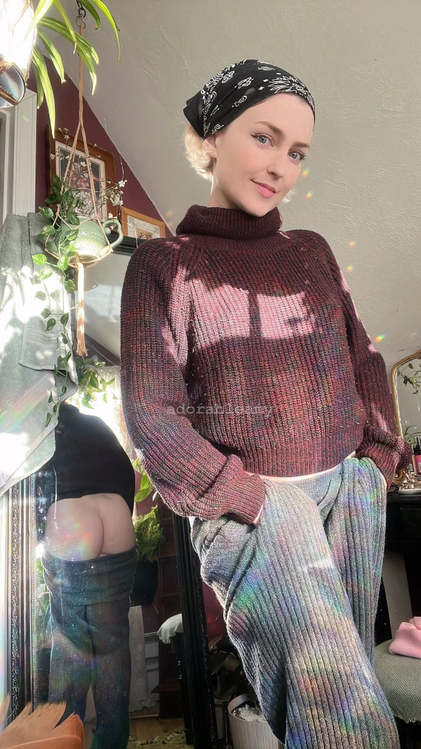 Nothing to see here just a casual gal with her hands casually in her 