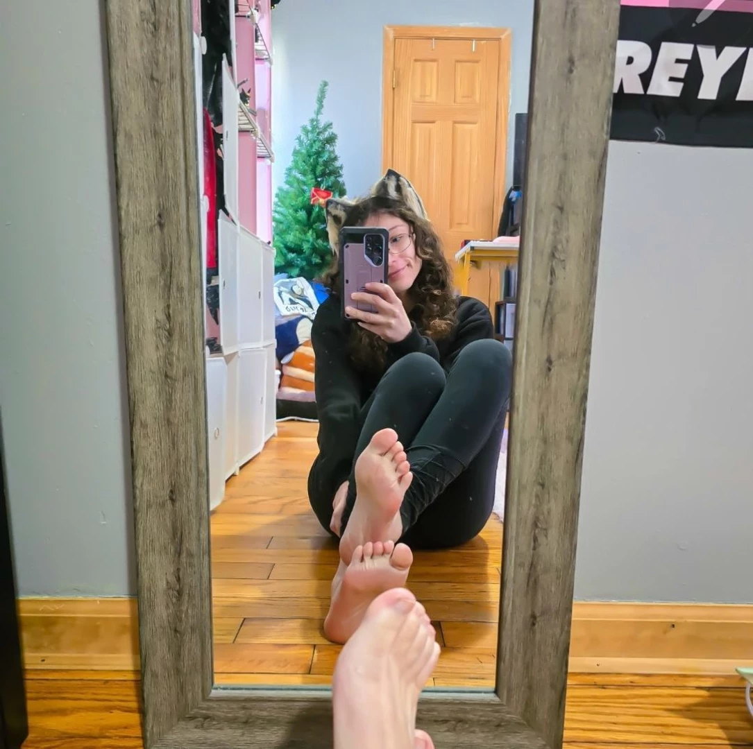 Meep just some feeties today oh i am also now aware that it is new 