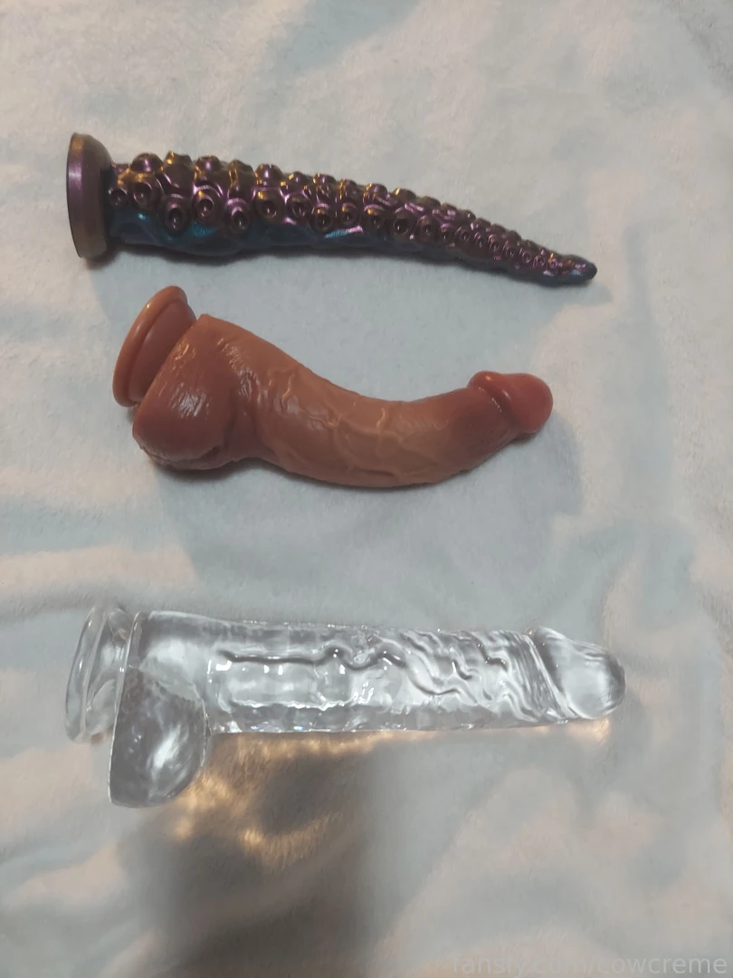 A super generous subscriber sent me some dildos gosh i m super excited 