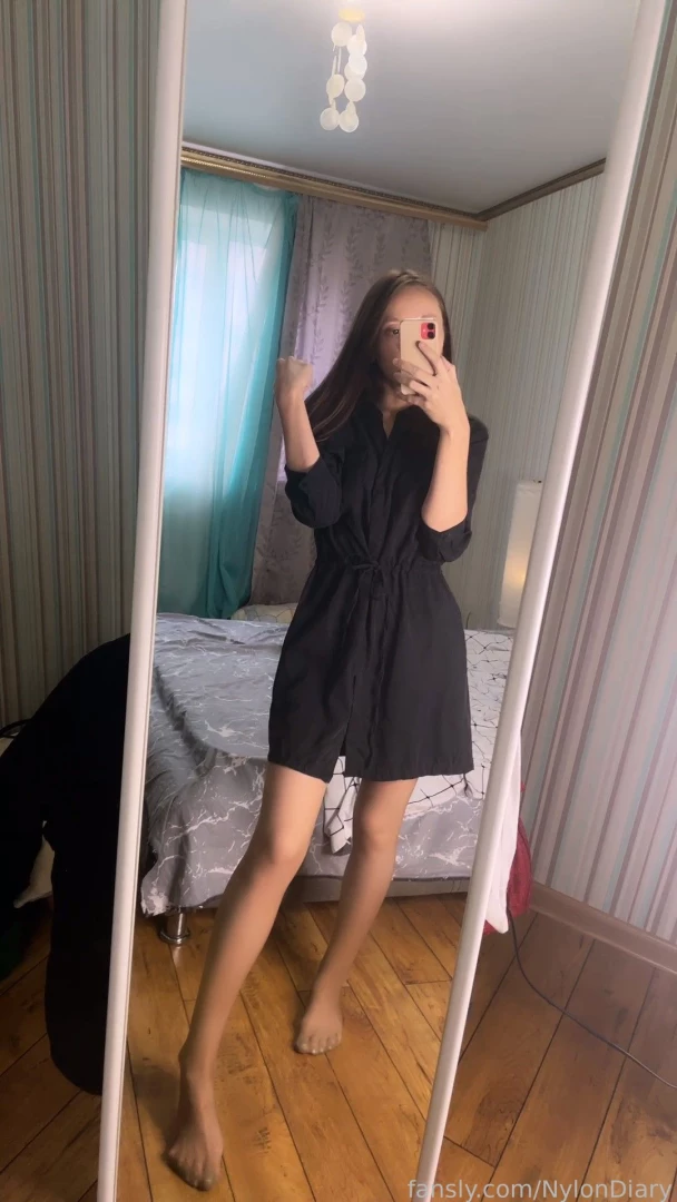 Hungry pussy is sucking on my seamless nylons how s my outfit for 