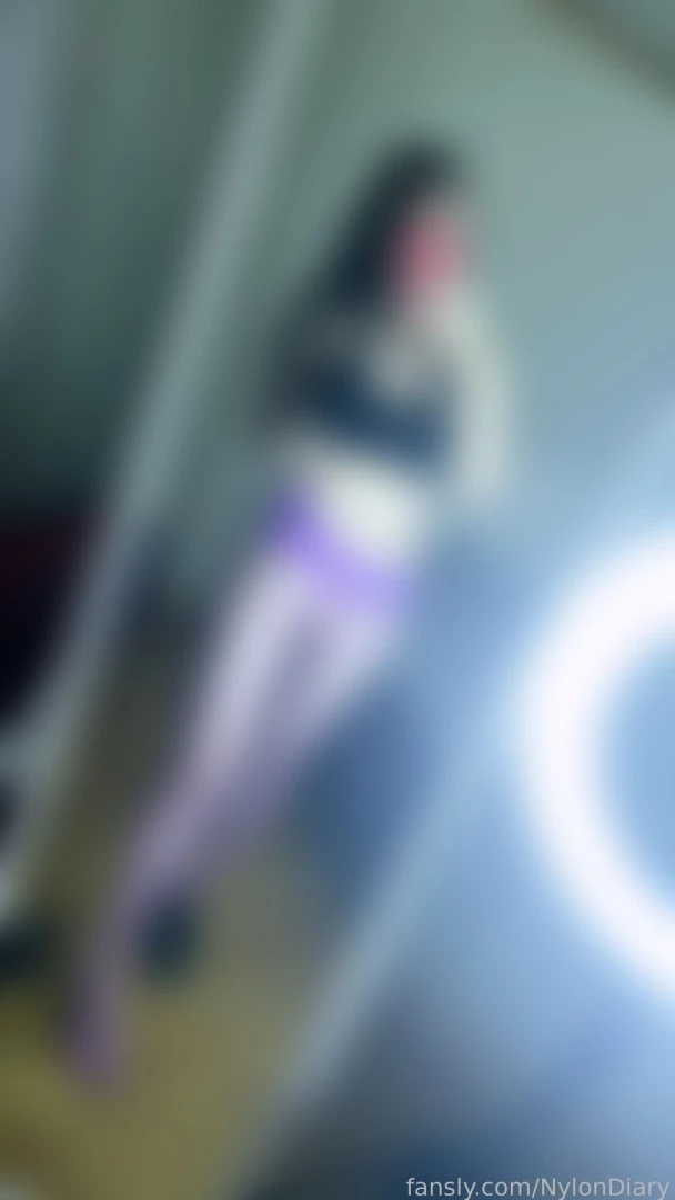 My first colored seamless nylons omg just look at this silky legs and 