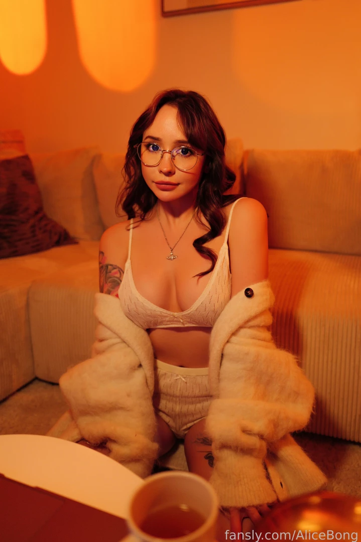 What do you think is hotter me or the tea sexy cute petite brunette 