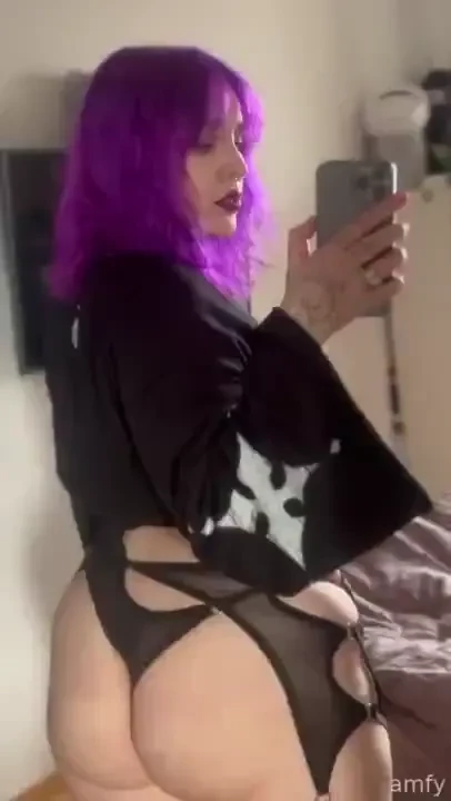 Gyatt bigass bigbutt hips thighs pawg thick purplehair egirl 