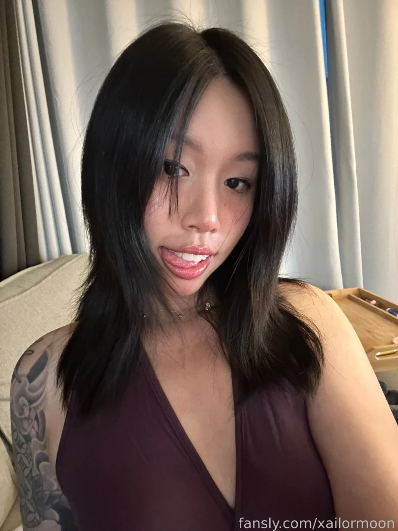 Gooooood afternooooonnnnn -pouts- sorry for dirty mirror part 1 