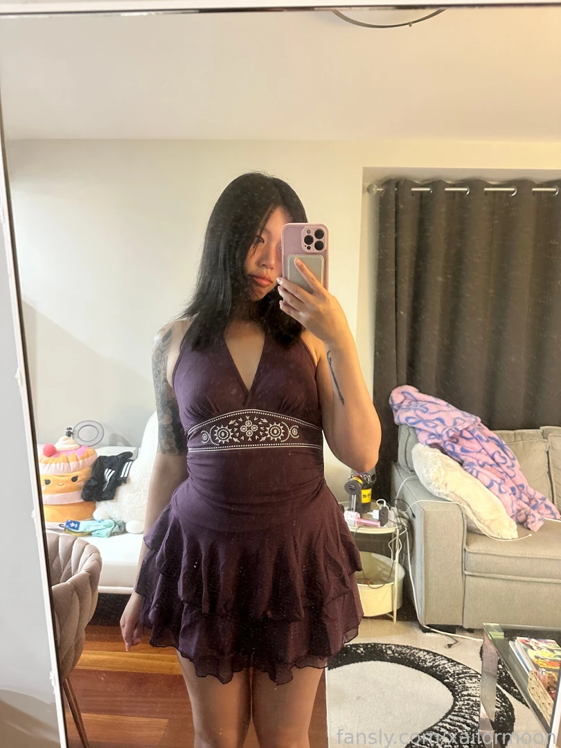 Gooooood afternooooonnnnn -pouts- sorry for dirty mirror 