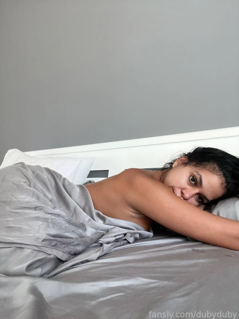 Te estoy esperando en mi cama hagamos videollamada quiero hacer 