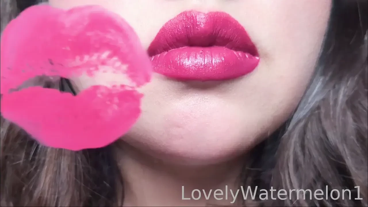 Mmmm let me give you some ultra thick pigmented kisses i ll try to 