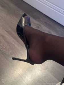 Wanna get on your knees and suck on your heels heels heel highheels part 1