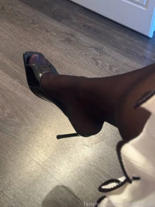 Wanna get on your knees and suck on your heels heels heel highheels