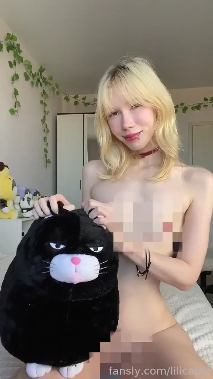 Sorry for this silly post i just wanna show you my new plush friend v 