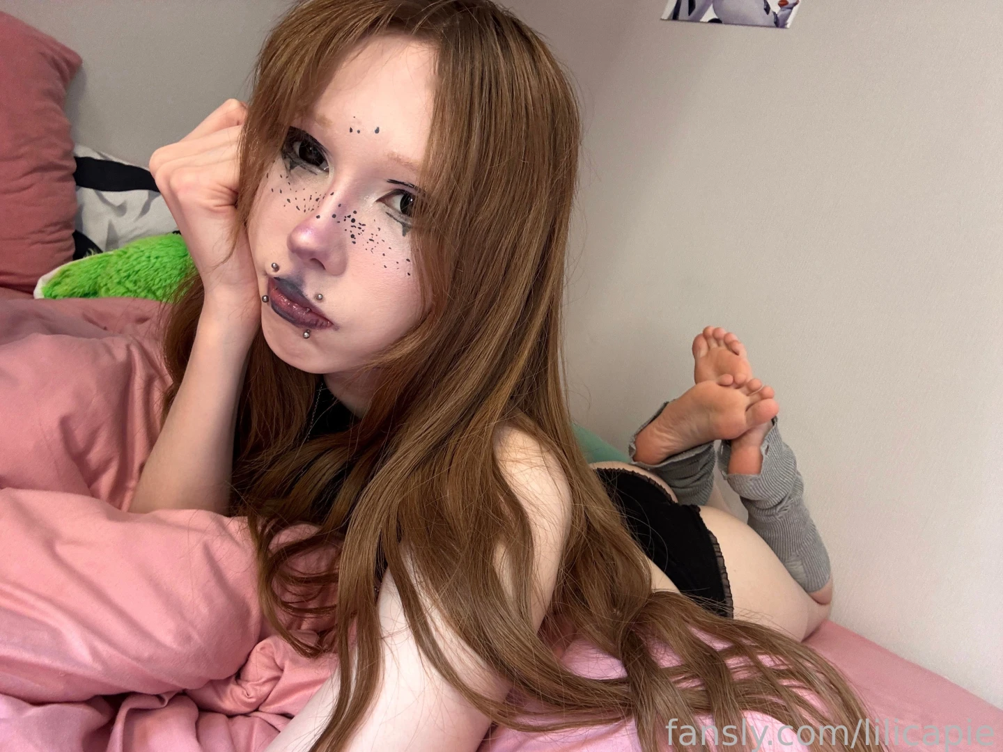 Wanna be lazy in bed with u alt selfie altgirl 18yo cute cuteface goth 