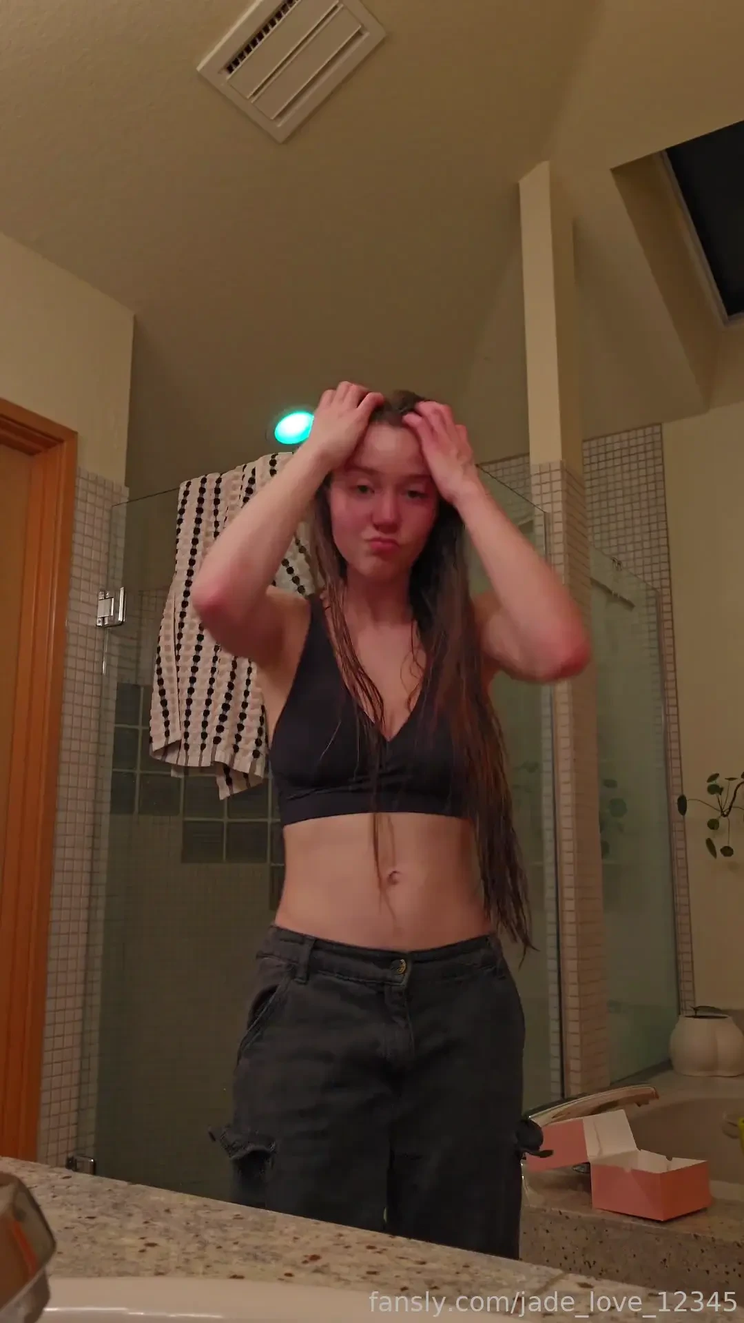 No makeup and wet hair but feeling kinda cute anyway natural mombod 