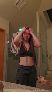 No makeup and wet hair but feeling kinda cute anyway natural mombod