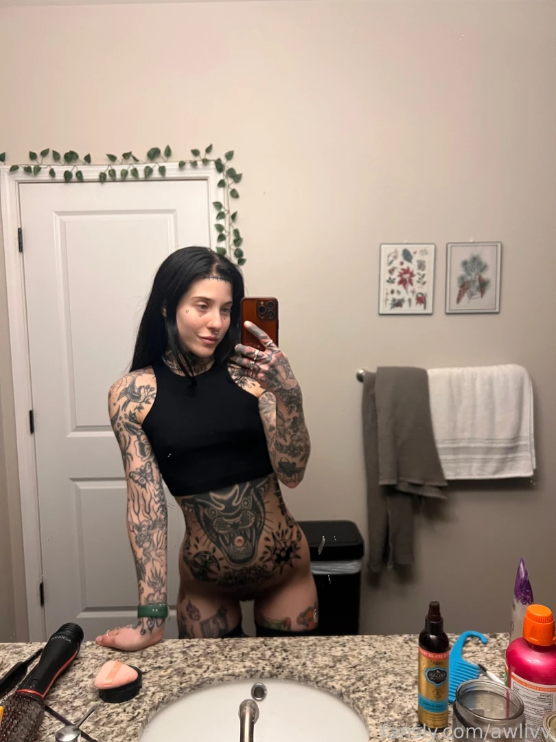 Back in nebraska for a few days took some nudes in my besties bathroom part 4 