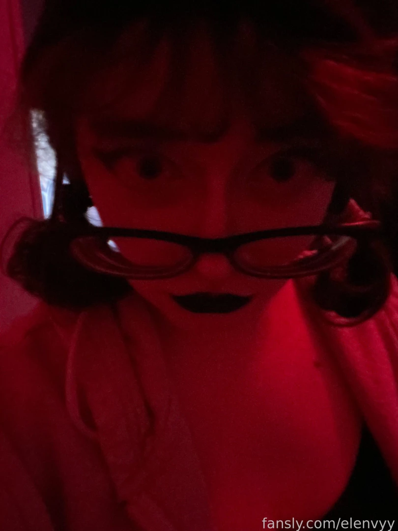 Never wore black lip gloss beforeee im kinda embarrassed showing my part 23 