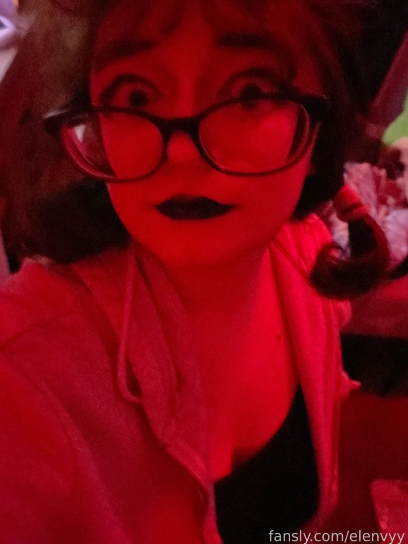 Never wore black lip gloss beforeee im kinda embarrassed showing my part 8 