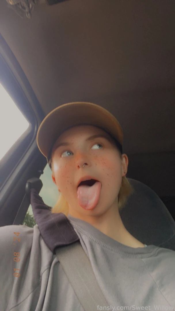 Please play with my tongue 