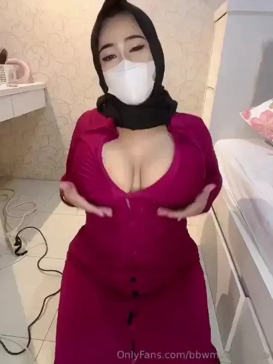 Lemme clap with my tits 