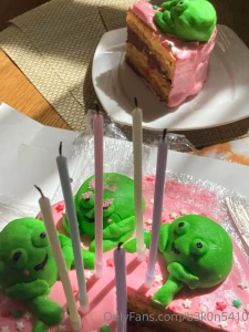 Today is my birthday you can please me and buy paid messages or just