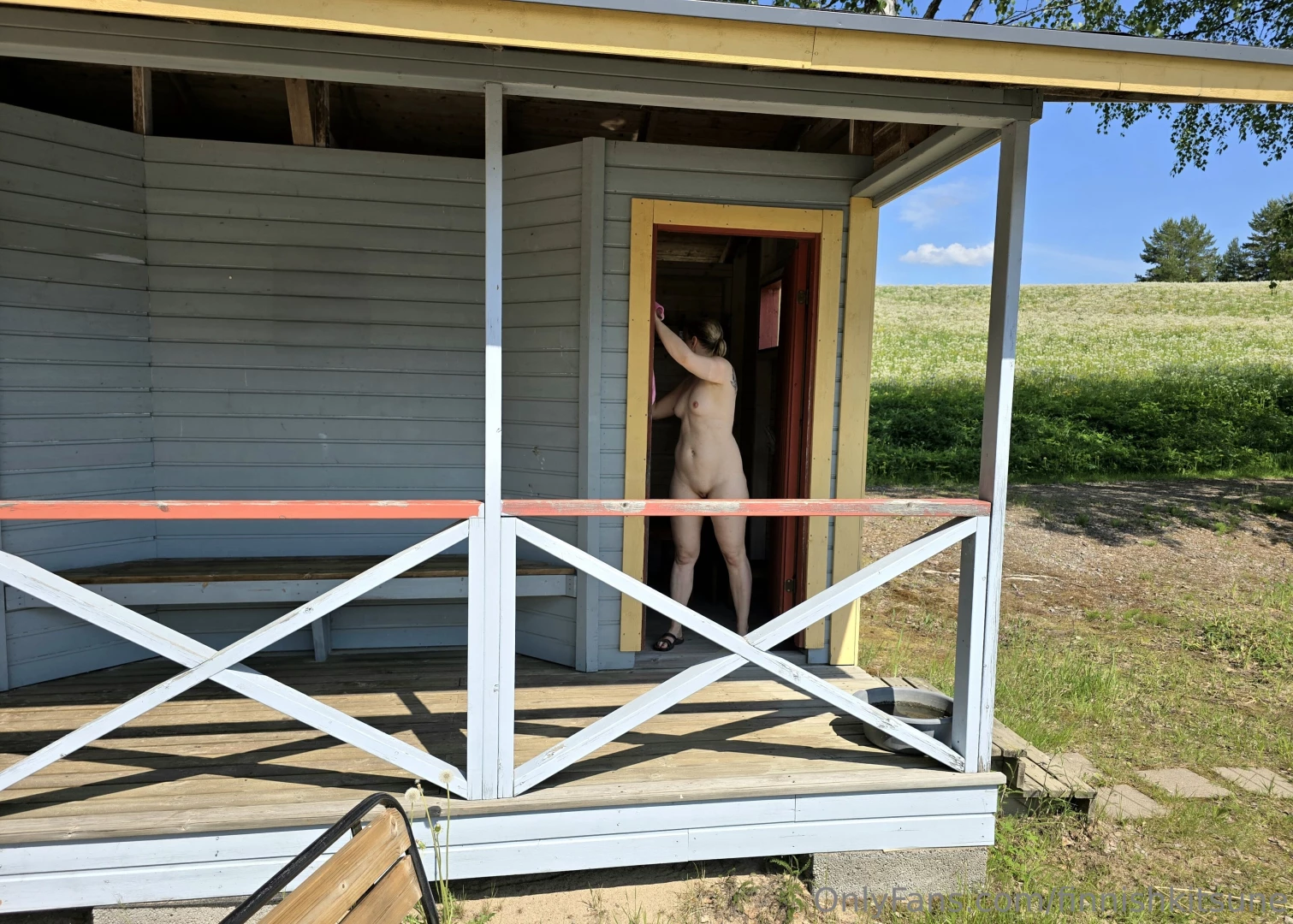 Jos kki vaihtaa vaatteet ei tarvi sulkee pukkarin ovee ei kyl tarvi 