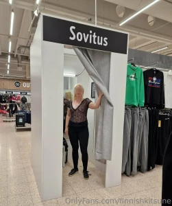 Vaatteita sovittelemassa trying on some clothes part 1